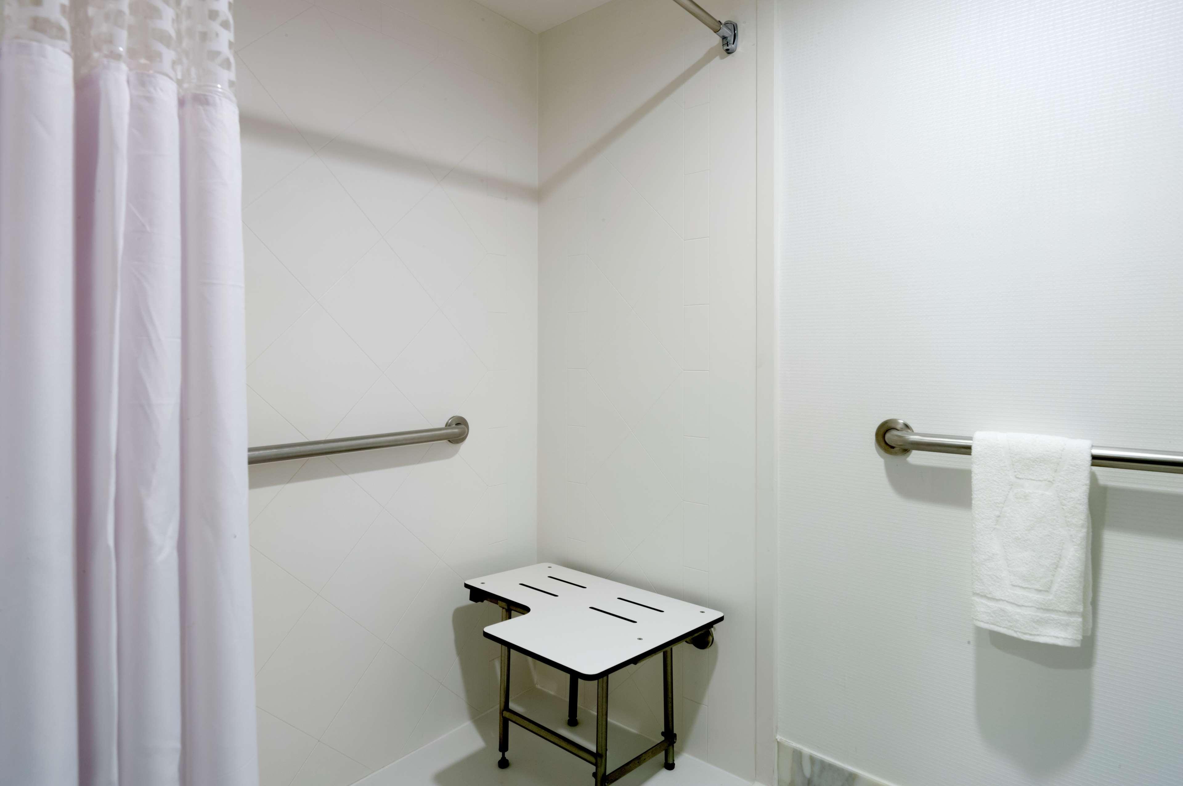Hilton Garden Queens Jfk - Newly Renovated Hotel